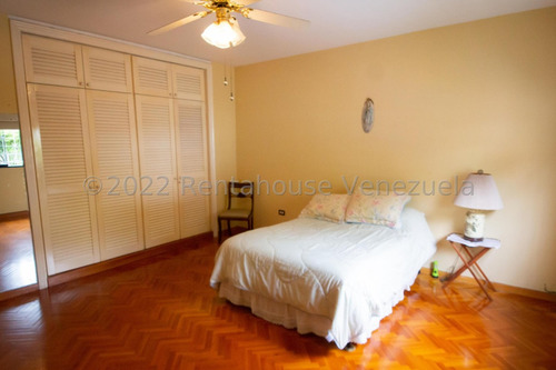 Bella Casa, Con Amplios Espacios Y Jardines Ubicada En Calle Cerrada. 25-17564.