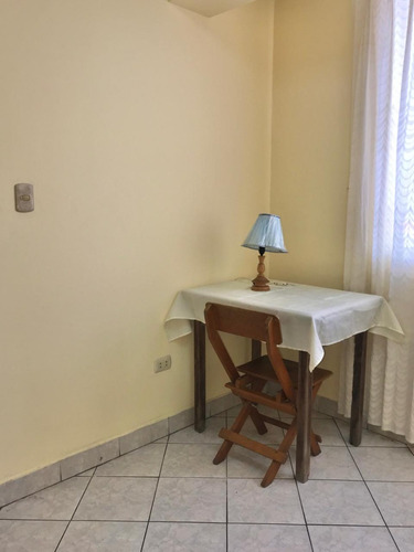 Dormitorio Con Baño Compartido Con Un Inquilino. Puerta Directo A Calle. A 1 Cuadra De Municipalidad Chorrillos. A 3 Cuadras De Estación Inicial De Metropolitano