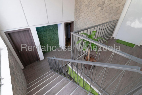 Casa Para Remodelar De Multiples Niveles En Venta Ubicada En Chaguaramos 25-17638