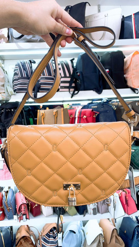 Bolso Cross Guess Mod. Vg915921 Color Camel Diseño Acolchado