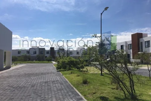 Casa En Renta En Altos Juriquilla, En Excelentes Condiciones Con Amenidades.