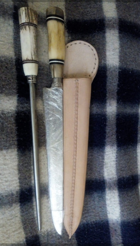 Imagen 2 de 2 de Cuchillo Artesanal Con Chaira Y Vaina De Cuero. Solingen