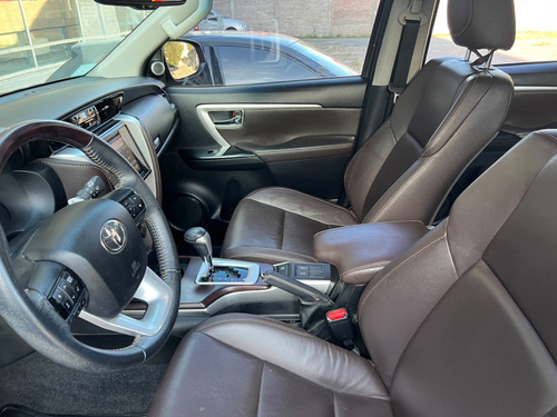 Imagen 10 de 15 de Toyota Hilux Sw4 Tdi Srx At L16 2018