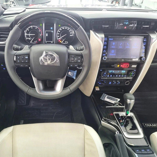 Toyota Hilux SW4 2.8 D-4D TURBO DIESEL DIAMOND 7L 4X4 AUTOMÁTICO