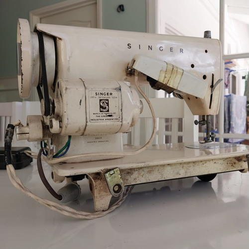 Maquina De Coser Recta Singer 50 Ciclos 0.3a (usada) Beige