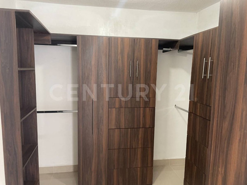 Casa En Renta De 3 Niveles En Esquina, Valle La Rioja, Apodaca, Nuevo León