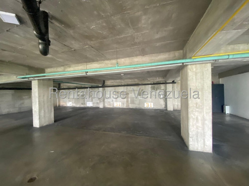 Amplio, Moderno E Impecable Apartamento En Edificio De Baja Intensidad En Venta En Los Samanes Yf