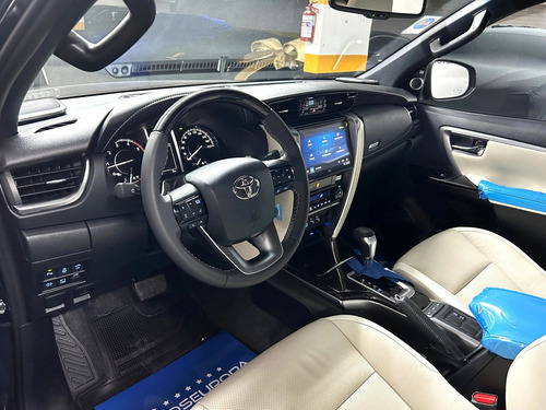 Toyota Hilux SW4 2.8 D-4D TURBO DIESEL DIAMOND 7L 4X4 AUTOMÁTICO