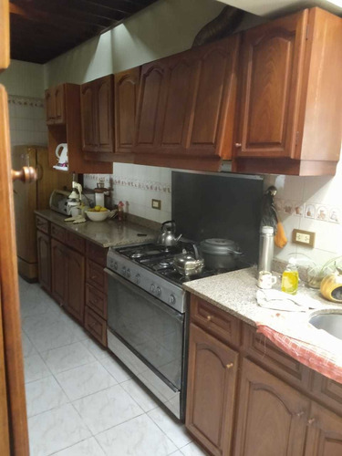 Imagen 8 de 14 de Casa De 5 Ambientes, 3 Baños, Pileta, Quilmes, Muy Bien Ubic