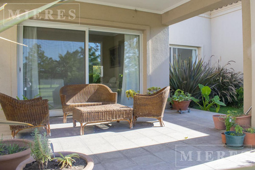 Casa En Venta Desarrollada En Una Sola Planta En Olivos Golf Club