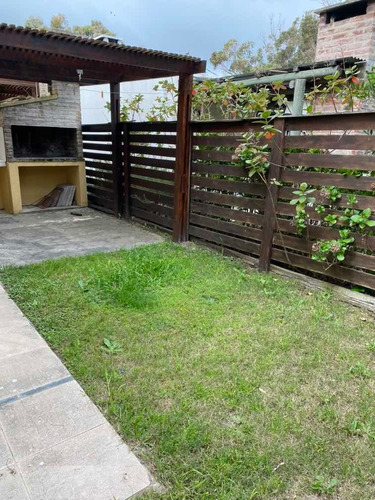 Casa A Una Cuadra De La Playa En Barrio Portales.