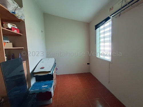 Amplio Townhouse En Venta Ubicado En La Morita Ii Urb Villa Don Víctor Db 24-8697