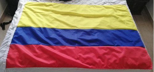 Bandera De Colombia 90 X 130 Cm Poliester Tejido Con Ganchos