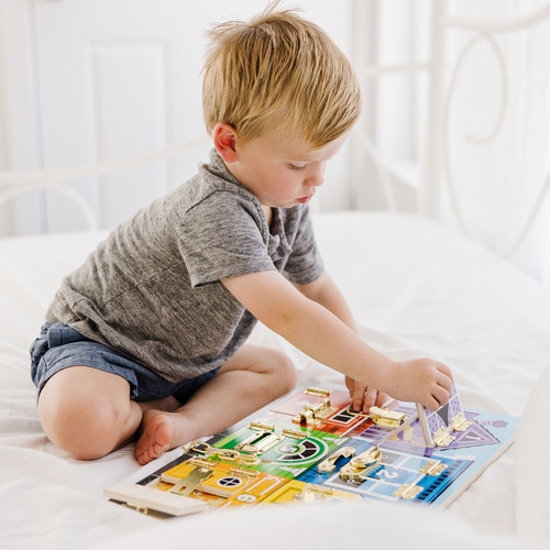 Tablero de actividades con cerraduras Melissa & Doug Ideal para desarrollar habilidades motoras y de resolución de problemas.