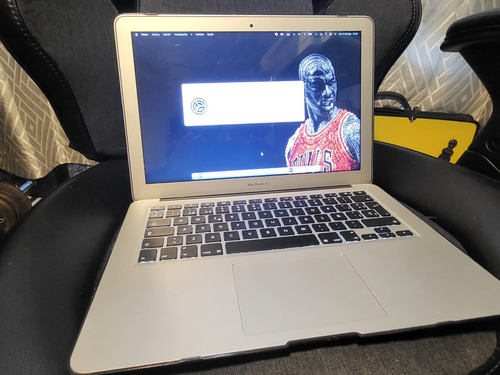 Macbook Air Plata 13.3 Mod A1466 - Impecable (Usado)
