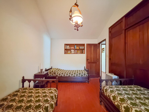 Casa En Venta · 7 Ambientes · 3600 M2 · Jardín · Quincho · Piscina