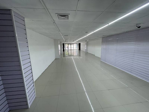 Maciver / Merced ( Impecable Local Para Atencion De Publico)