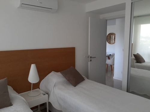 Venta Apartamento 2 Dormitorio Y Servicio, Playa Brava