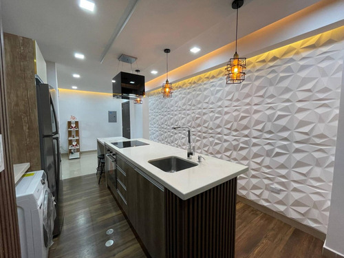 Apartamento En Venta Las Chimeneas Valencia, Cocina Empotrada Con Tope Y Salpicadero En Cuarzo Y Mesón Desayunador En Piedra Sinterizada, Con Planta Al 50%, Totalmente Amoblado Facial Acceso. Dapo