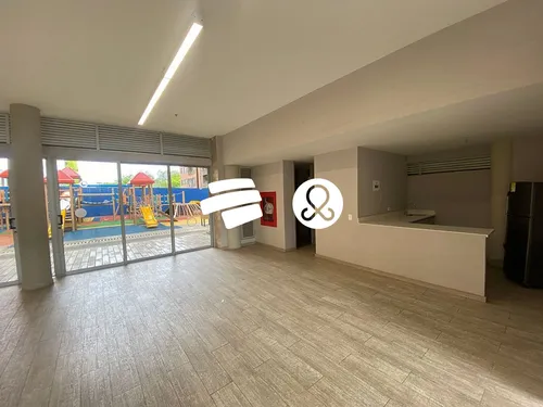 Apartamento Con Parqueadero Privado Y Cuarto Útil.