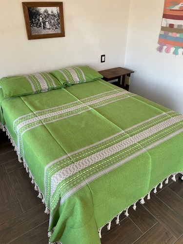 Colcha Matrimonial Oaxaqueña Pie Negro Y Fundas De Almohada Verde Lima Rayas