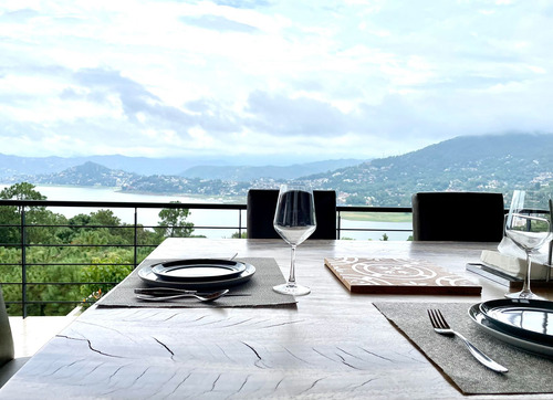 Excepcional Casa En Venta En Avándaro, Con Vista Al Lago.
