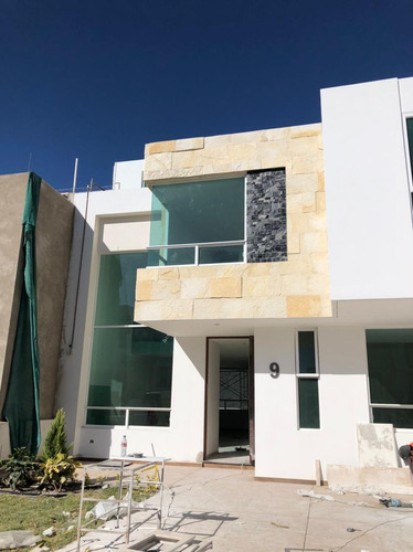 En Venta Hermosa Residencia En Cumbres Del Cimatario, Doble 