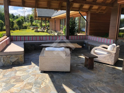 Casa En Venta De 6 Dorm. En Pucón