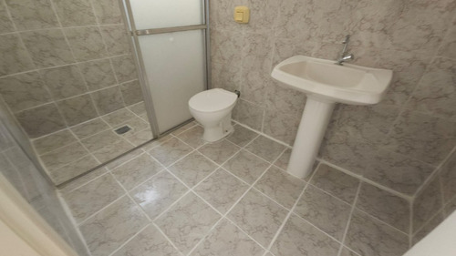 Casa Recém Reformada Com 3 Dormitórios Em Marília!