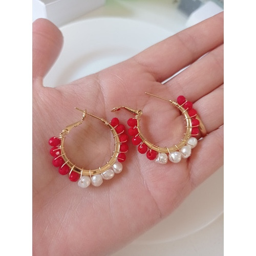 Aros Argolla Con Piedras Rojas Y Perlas De Río Baño Oro