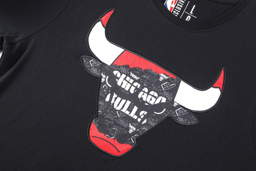 Imagen 2 de 6 de Polera Nba Urban Doodle Chicago Bulls Negro Hombre