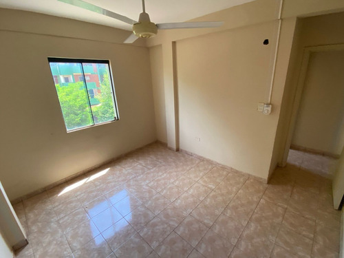 Imagen 1 de 13 de Vendo Departamento En El Edificio Italia Ii De Cambyreta: 3 Habitaciones Y 1 Baño.