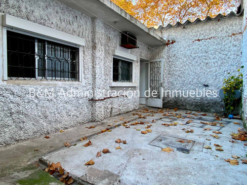Alquiler Casa 3 Dormitorios Peñarol, Patio Con Parrillero.-