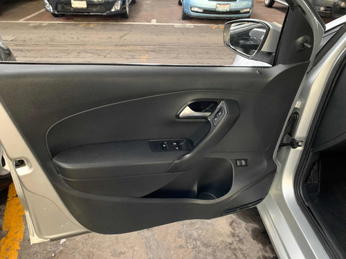 Imagen 11 de 12 de Volkswagen Vento 1.6 Comfortline Aut Ac 2016