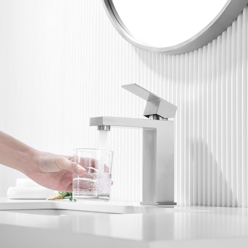Grifo Del Lavabo Del Cuarto De Baño, Con El Desagüe Emergent