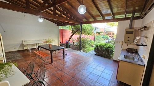Excelente Casa Con Jardin, Quincho, Parrilla Y Cochera Doble.