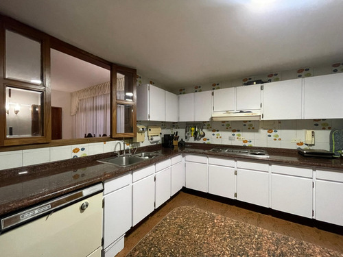 Amplia Y Confortable Casa En Venta, Ubicada En La Urbanización Exclusiva Club De Campo