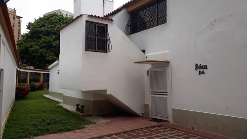 Imagen 8 de 9 de Venta Casa Urb. Lomas Del Este, Valencia