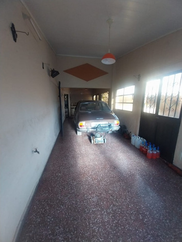 Casa De Tres Dormitorios Y Patio, Barrio Sargento Cabral, Santa Fe
