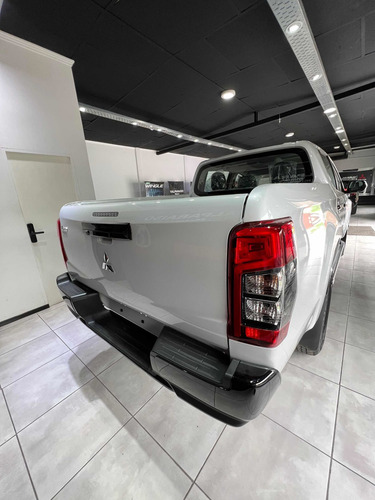 Imagen 5 de 18 de Ford Ranger Mitsubishi L200 2023 2.4 Di-d 181cv