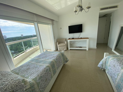 Imagen 20 de 28 de Venta - Apartamento 2 Dormitorios + Servicio Completo, Parada 18 De La Mansa, Punta Del Este.