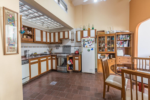 Venta Casa 5 Ambientes De Estilo | Excelente Estado| Luz | Detalles De Calidad | Caballito