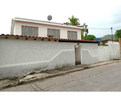 Casa En Venta Urb El Toro Las Delicias Maracay 24-10884 Hc