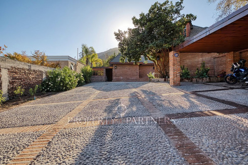 Espectacular Casa Completamente Remodelada En Sect...