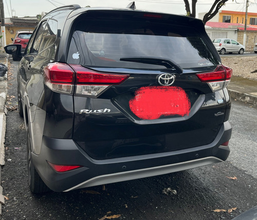 Toyota Rush -negro