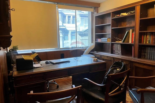 Oficina  Amplia Y Funcional En Santiago Centro.