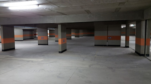 Estacionamiento Seguro En Lyon Con Las Violetas