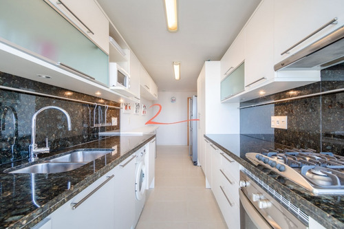 Venta De Apartamento Piso Alto A Pasos De Playa Mansa, Tres Dormitorios Más Servicio- Ref: 5332