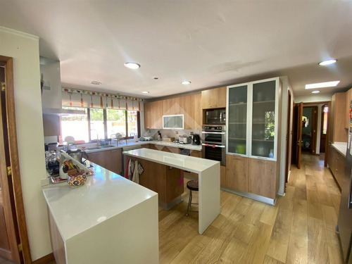 Casa En Venta De 5 Dorm + Estar Y Subt. En Las Brisas Co