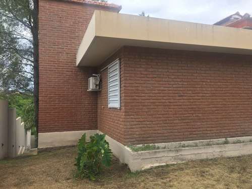 Oportunidad!!! Hermosa Y Amplia Casa En Barrio Cerrado
